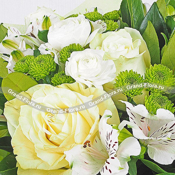 Белые розы с эустомами - Летний каприз